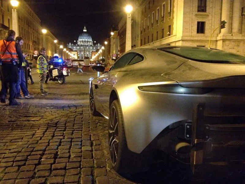 JB-aston-martin-007-bond-lungoterver-ROMA-san-pietro